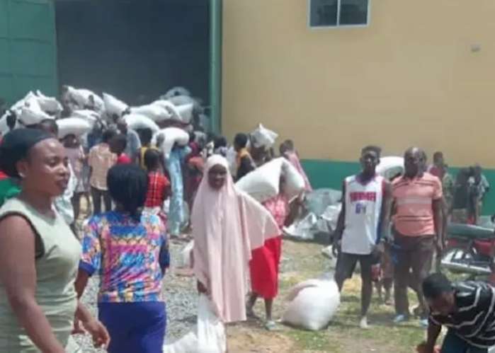 Hoodlums raid another warehouse in Abuja