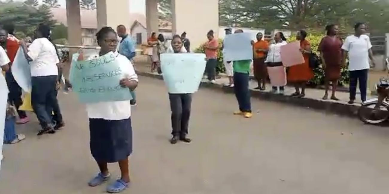 Ondo Medical Workers protest Non-payment  of  Teaching Hospital  wages
