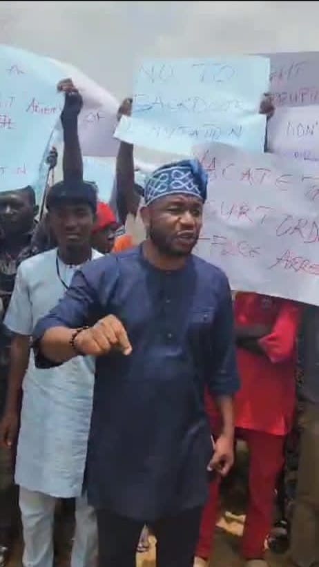 JUST IN: Pro-Bello protesters reportedly attacked by EFCC operatives at headquarters